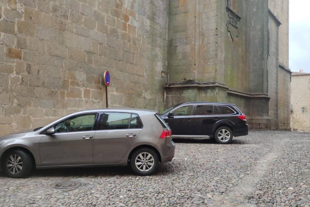 شقة Casa Aguila Casco Antiguo Patio Privado Caces المظهر الخارجي الصورة